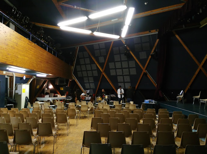 La salle de spectacle du CLC avec un triangle de lumière